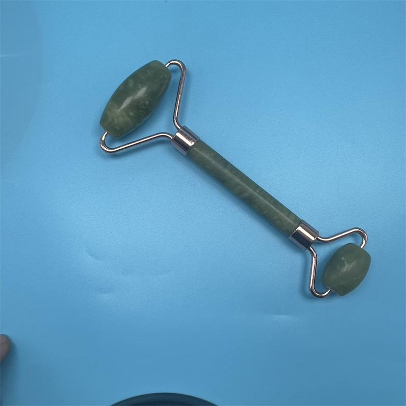 Masajeador de rodillos de jade Xiuyu traje de raspado en forma de corazón Jade contenedor de belleza rodillo de doble cabeza rodillo verde oscuro