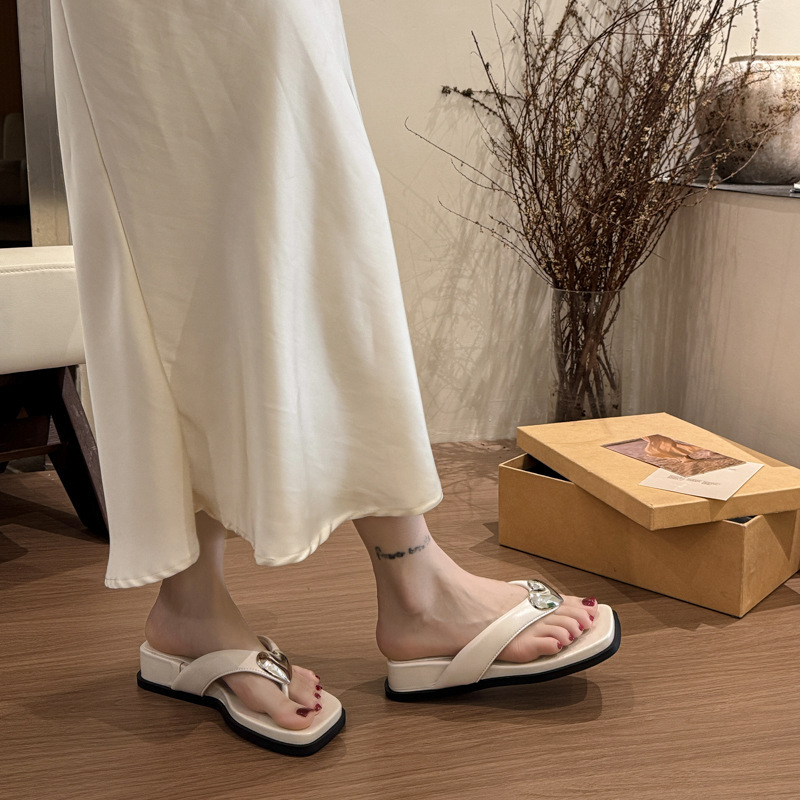 カジュアルメタルバックルフラットヘリンボーンビーチサンダル夏のファッション多用途ソフトソールホリデービーチレディーススリッパ|undefined