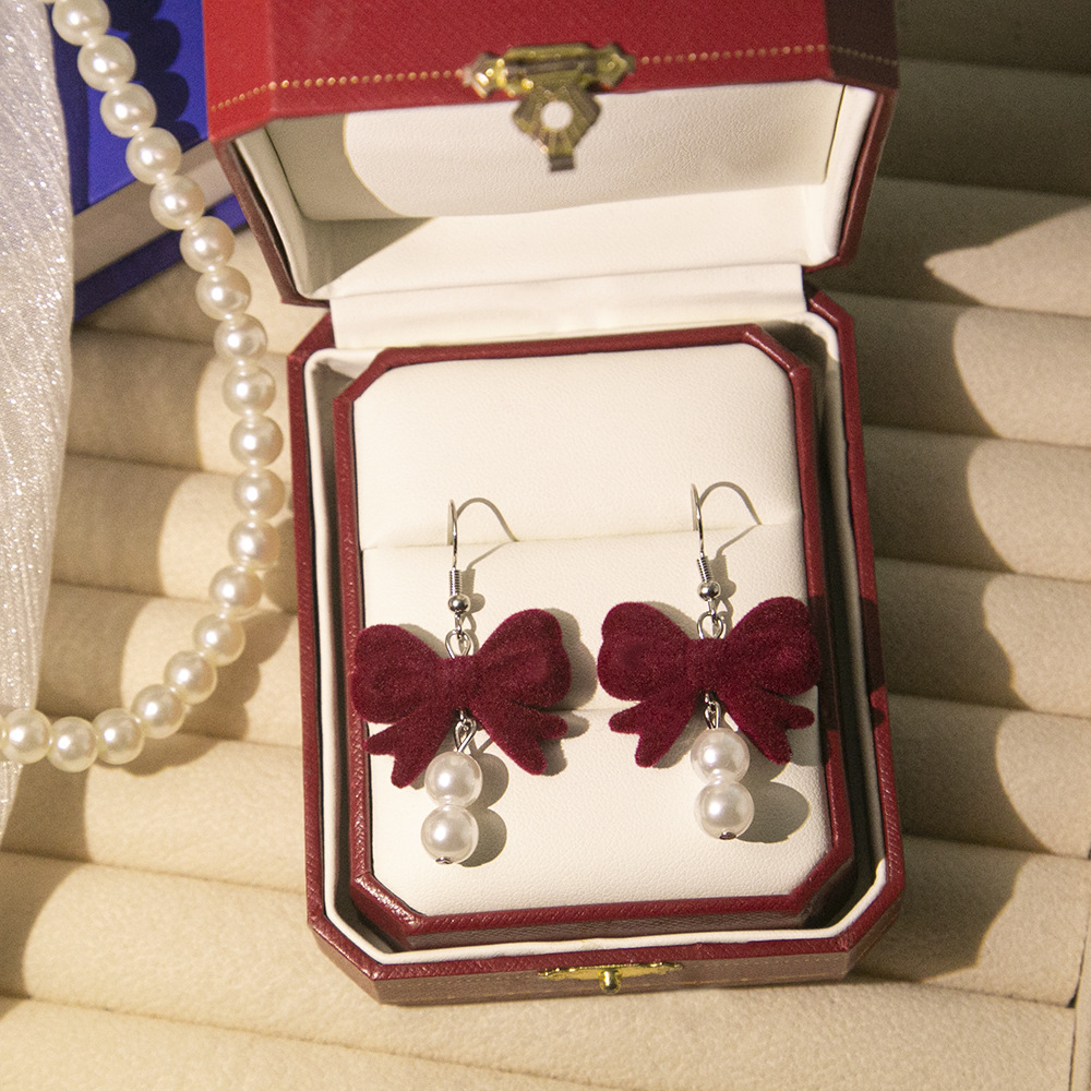 Aguja de plata Otoño e Invierno rojo vintage flocado arco borla pendientes ins Año Nuevo vino rojo Bola de piel pendientes de perlas