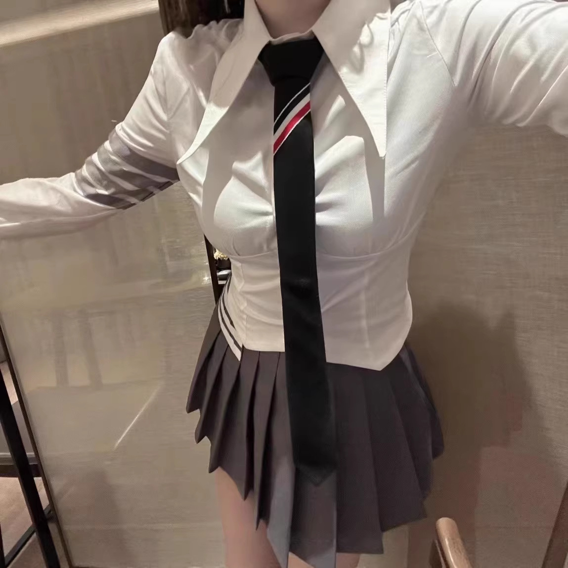 College-Style Youthful Outfit with Four Stripes, Waist-Cinching and Slimming Effect, Includes Tie, White Shirt + Pleated A-Line Skirt