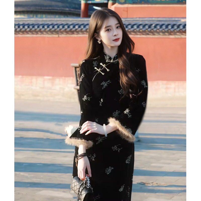 레트로 센스 새로운 중국 스타일 청삼 브론 징 벨벳 슬림 핏 원피스 가을 겨울 2024