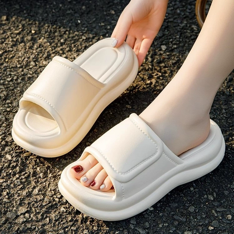 Новые модные женские тапочки на толстой подошве, лето 2025, верхняя одежда на высокой подошве с увеличенным каблуком и женские сандалии на платформе с ощущением какашек.