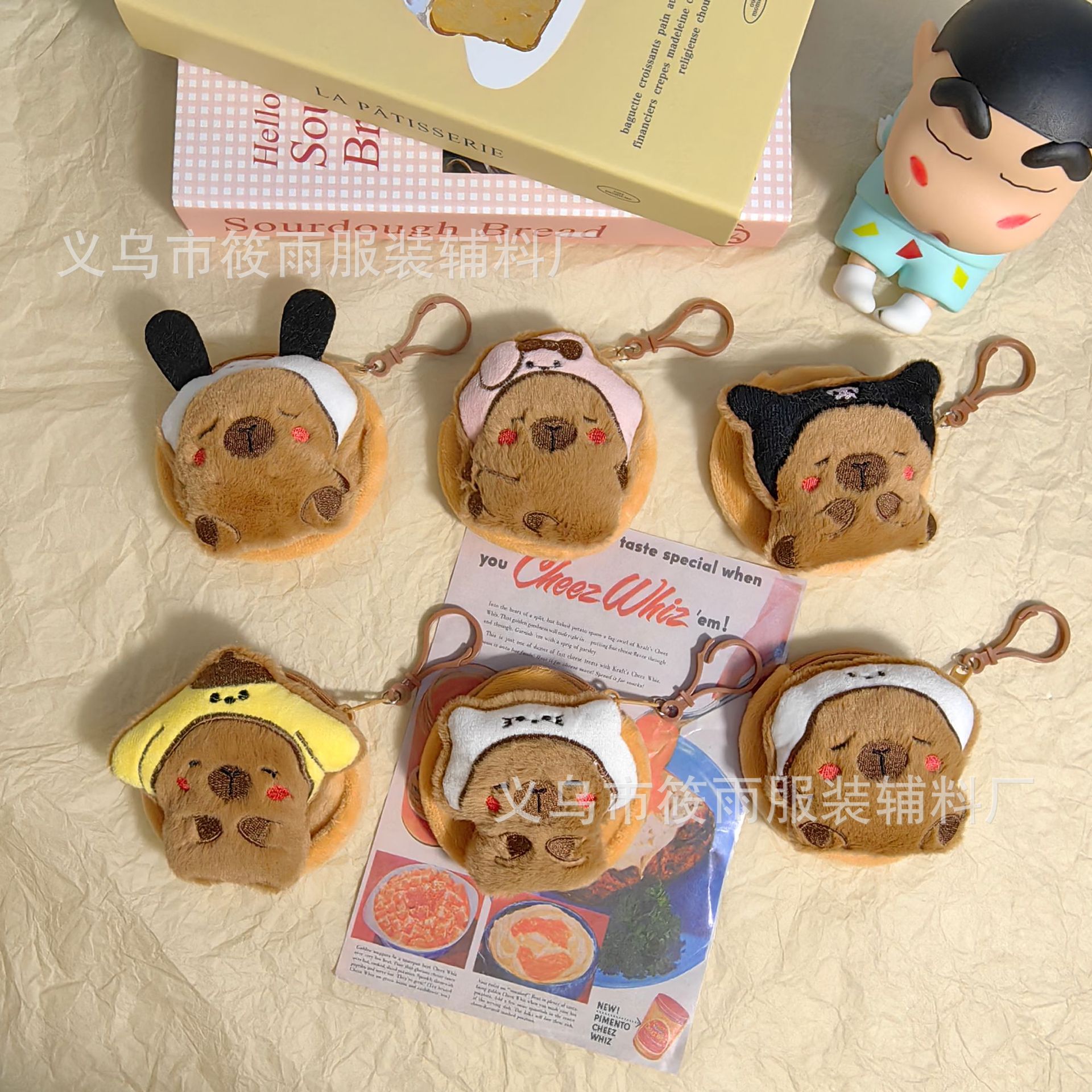 Traje de vestir Sanrio Kapibala Carpinno Monedero de felpa Accesorios Mochila escolar Llavero Colgante Auriculares Bolsa de almacenamiento