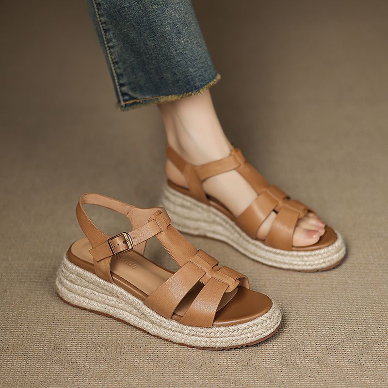 2026 verano nuevo estilo de vacaciones de moda de hierba trenzada tacones gruesos tacones redondos de dedos abiertos sandalias casuales