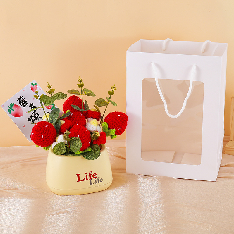 完成した手織りのひまわりとイチゴの鉢植えの装飾品、模擬花、友人、母親、ガールフレンドへの誕生日プレゼントとして|undefined