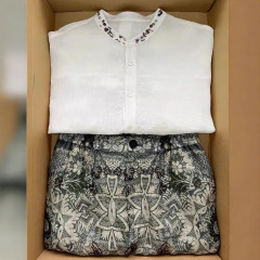 夏服は、女性用のフレンチハイエンドのプロフェッショナルリネンシャツトップとワイドレッグパンツのツーピーススーツの完全なセットと組み合わせられています。