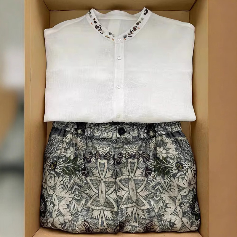 夏服は、女性用のフレンチハイエンドのプロフェッショナルリネンシャツトップとワイドレッグパンツのツーピーススーツの完全なセットと組み合わせられています。|undefined