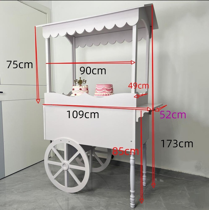 木製の車輪付き手押し車は甘い結婚式のキャンディー車の花車パーティーの市場に屋台のカートを並べます。|undefined