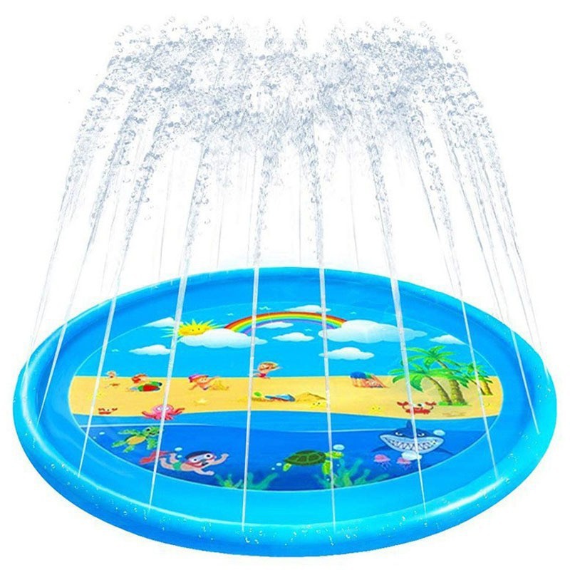 Niños al aire libre de agua de césped de agua