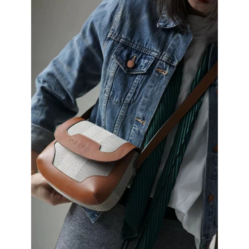 하이 엔드 2024 가을과 겨울 새로운 스타일 레트로 체크 세련된 어깨 크로스 바디 우아한 통근 올 매치 안장 가방