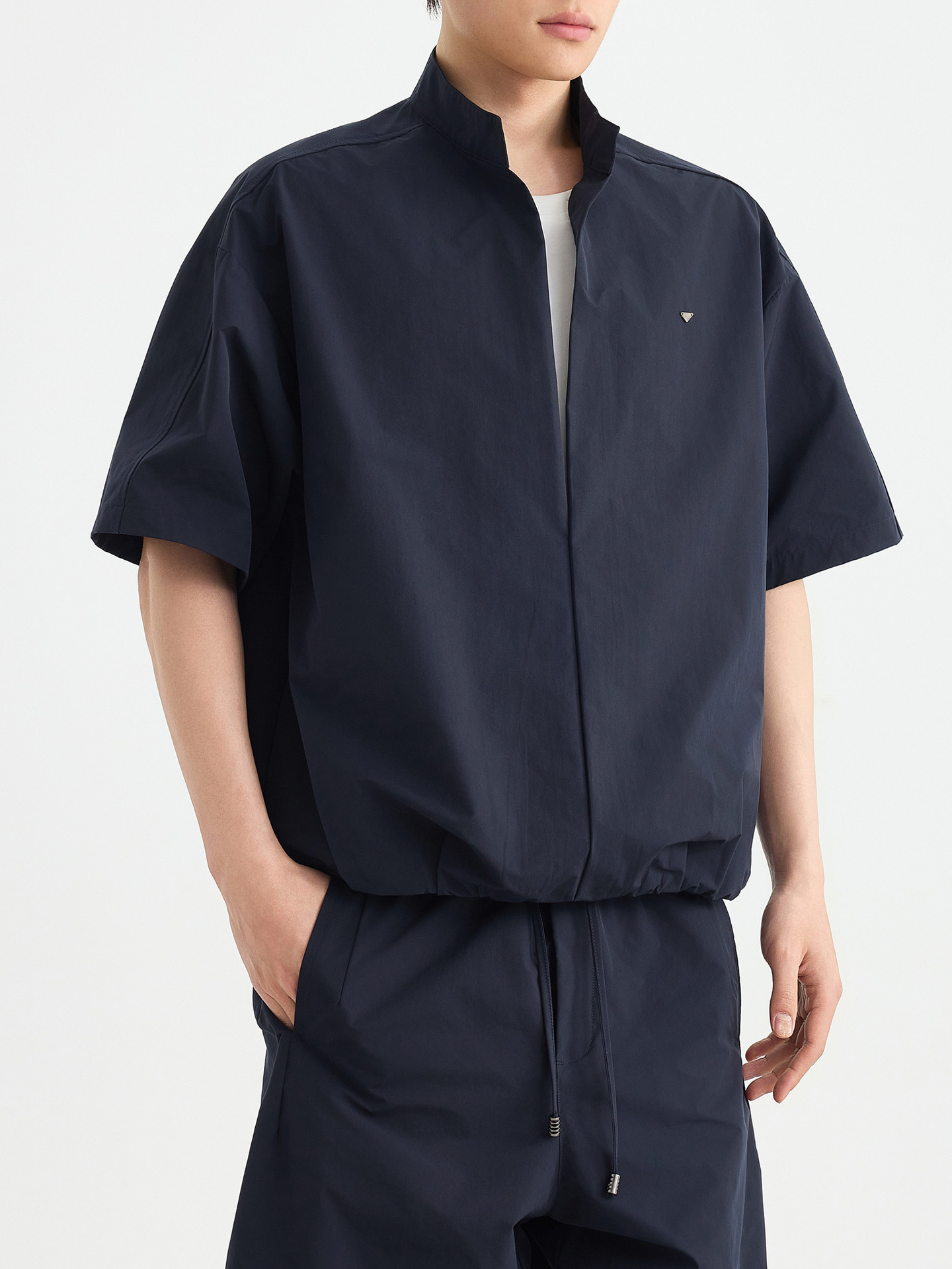 Bộ đồ thể thao nam 2 mảnh áo sơ mi cổ đứng không nút phối quần short — Quần Short Màu Xanh Đen (91680)