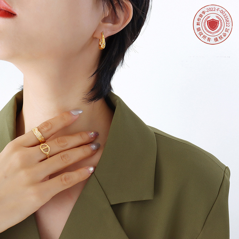 Todo a juego estilo europeo y americano nicho de lujo ligero pendientes chapados en oro estilo personalidad de la moda pendientes en forma de U pendientes de fábrica al por mayor