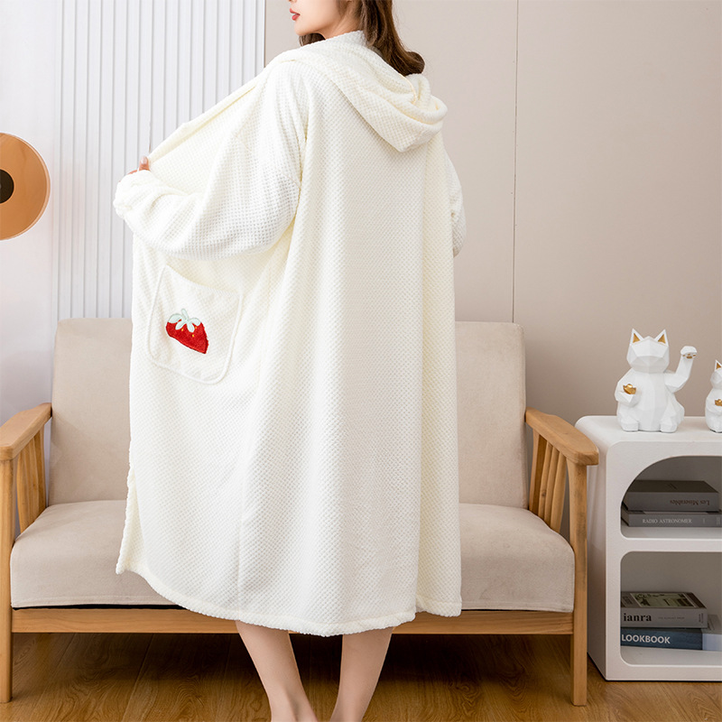 秋冬款珊瑚絨居家女士草莓兜浴袍可穿柔軟吸水浴巾長袖連帽浴裙