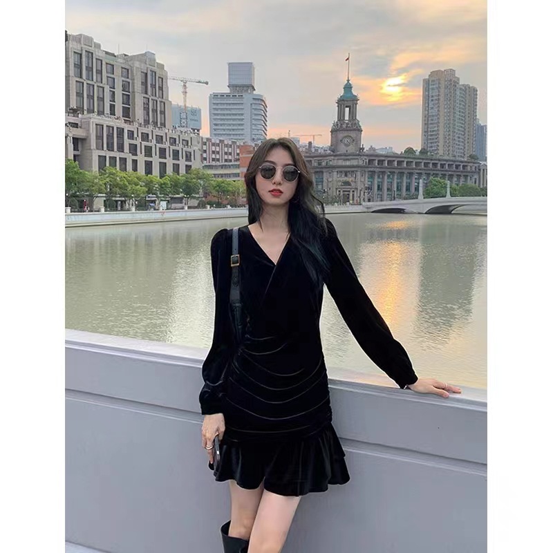 Hepburn style black V-neck birthday Annual Meeting dress fishtail open hip gold velvet dress autumn and winter 33077