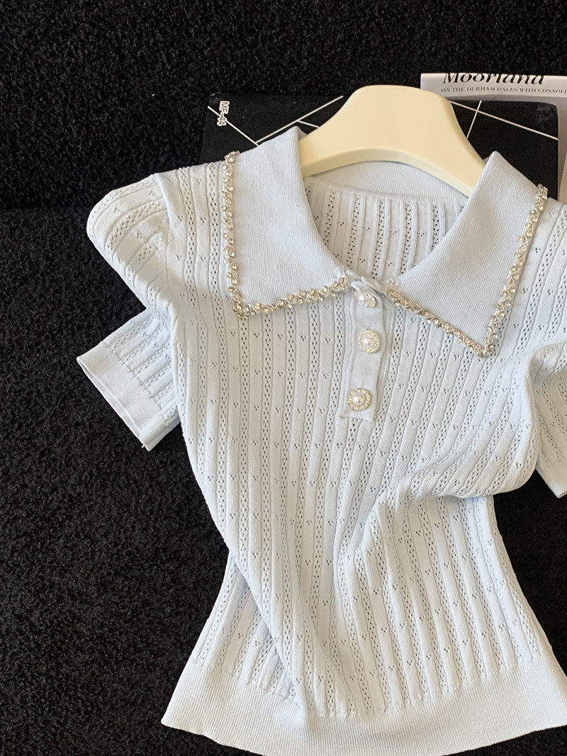 Áo thun cổ polo dệt kim nữ tay ngắn, phối ngọc trai cách điệu — xanh lam chi tiết 4