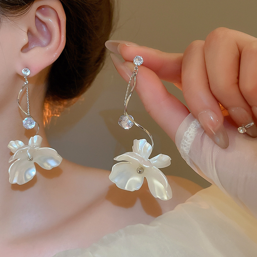 Pendientes de aguja plateados con pétalos de perlas con incrustaciones de diamantes y borlas, pendientes de tuerca de lujo ligeros y de alta gama con un diseño elegante y versátil.