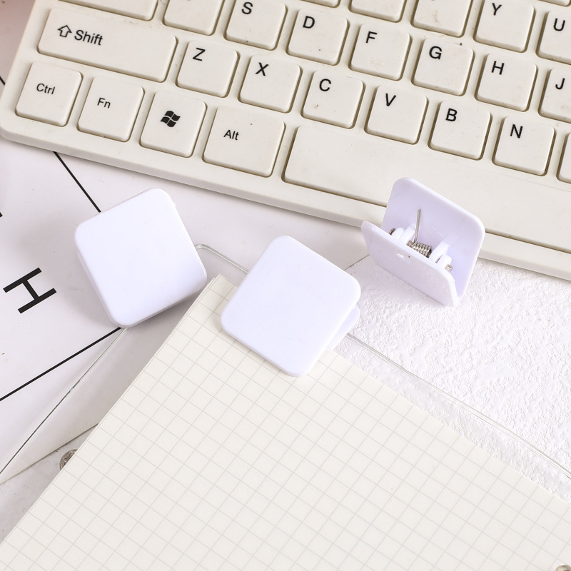 Fabricantes al por mayor acrílico cuadrado clips pequeños materiales de aprendizaje de oficina simple papel de prueba de clasificación de clips de plástico