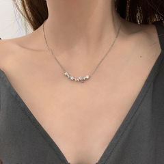 チタン鋼色褪せない絶妙なスターネックレスレディースニッチデザインハイエンドスーパーフラッシュジルコンフラワー鎖骨チェーンシンプル