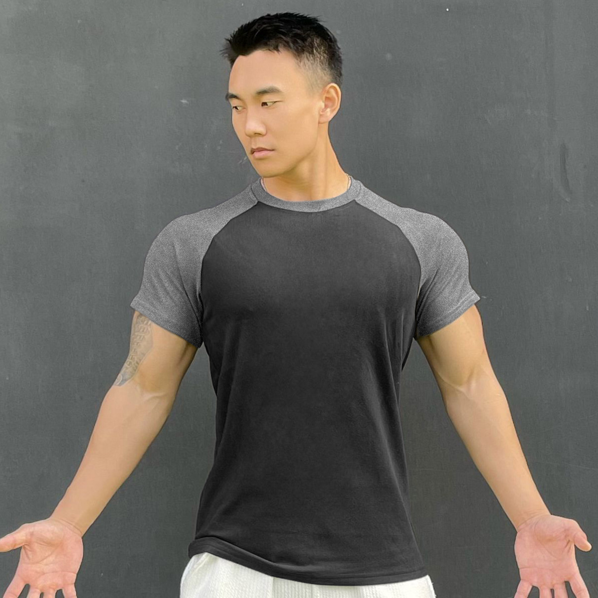 검은 색과 회색 소매