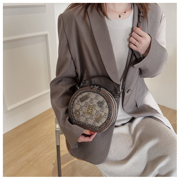 Beibei Tasche Textur kleine Tasche Damentasche 2024 Herbst und Winter neue trendige Abzeichen einzelne Schulter Umhängetasche modische kleine runde Tasche trendy_voghion.com