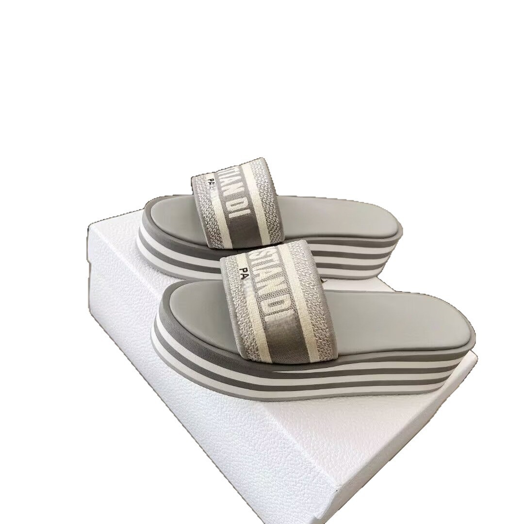 Versión alta 25 nuevas zapatillas bordadas de moda D zapatillas de playa casuales de un pie de altura