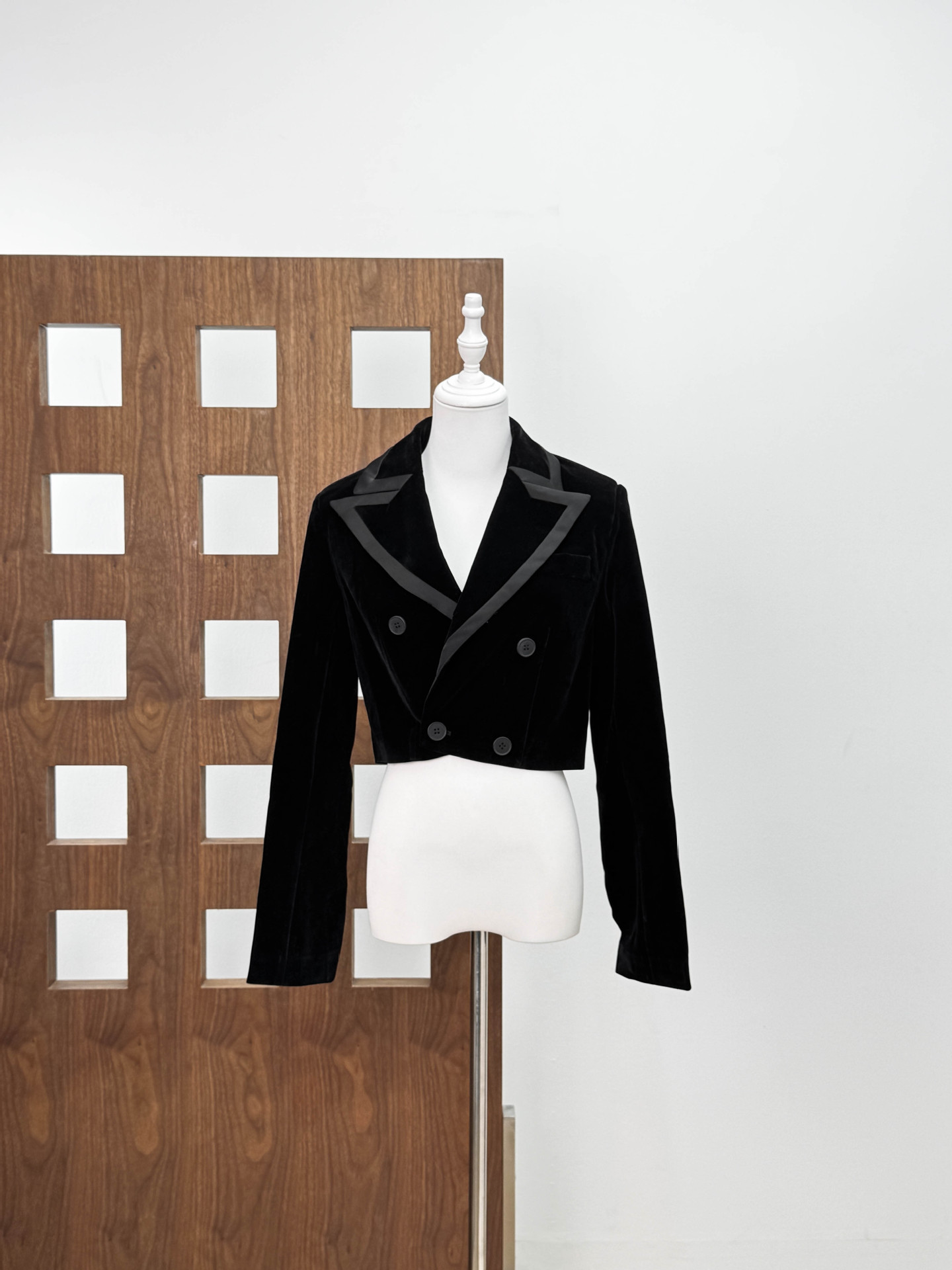 2024aw otoño y invierno nuevo estilo de espectáculo de veludo antiguo abrigo de costura de cintura alta conjunto de pantalones cortos delgados