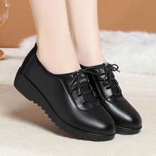 春秋妈妈鞋真皮平底软牛皮防滑女士皮鞋中老年单皮鞋矮跟加绒棕色