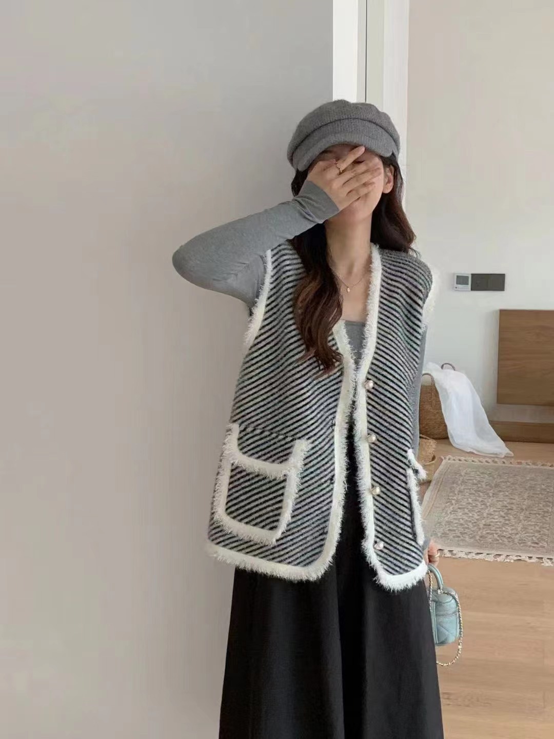 Chaleco de punto chaleco estilo Chanel para mujer 2023 otoño e invierno nuevo suéter de chaleco sin mangas de terciopelo de visón de imitación a rayas en blanco y negro image 8