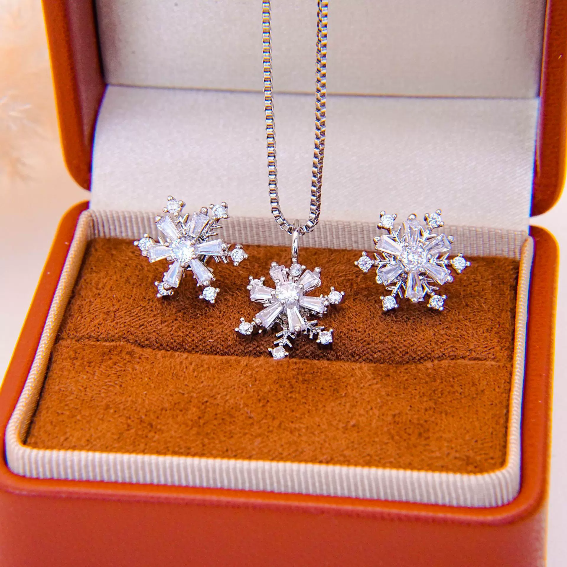 可旋转冰晶雪花项链耳钉轻奢小众百搭精致雪花锆石吊坠锁骨链饰品