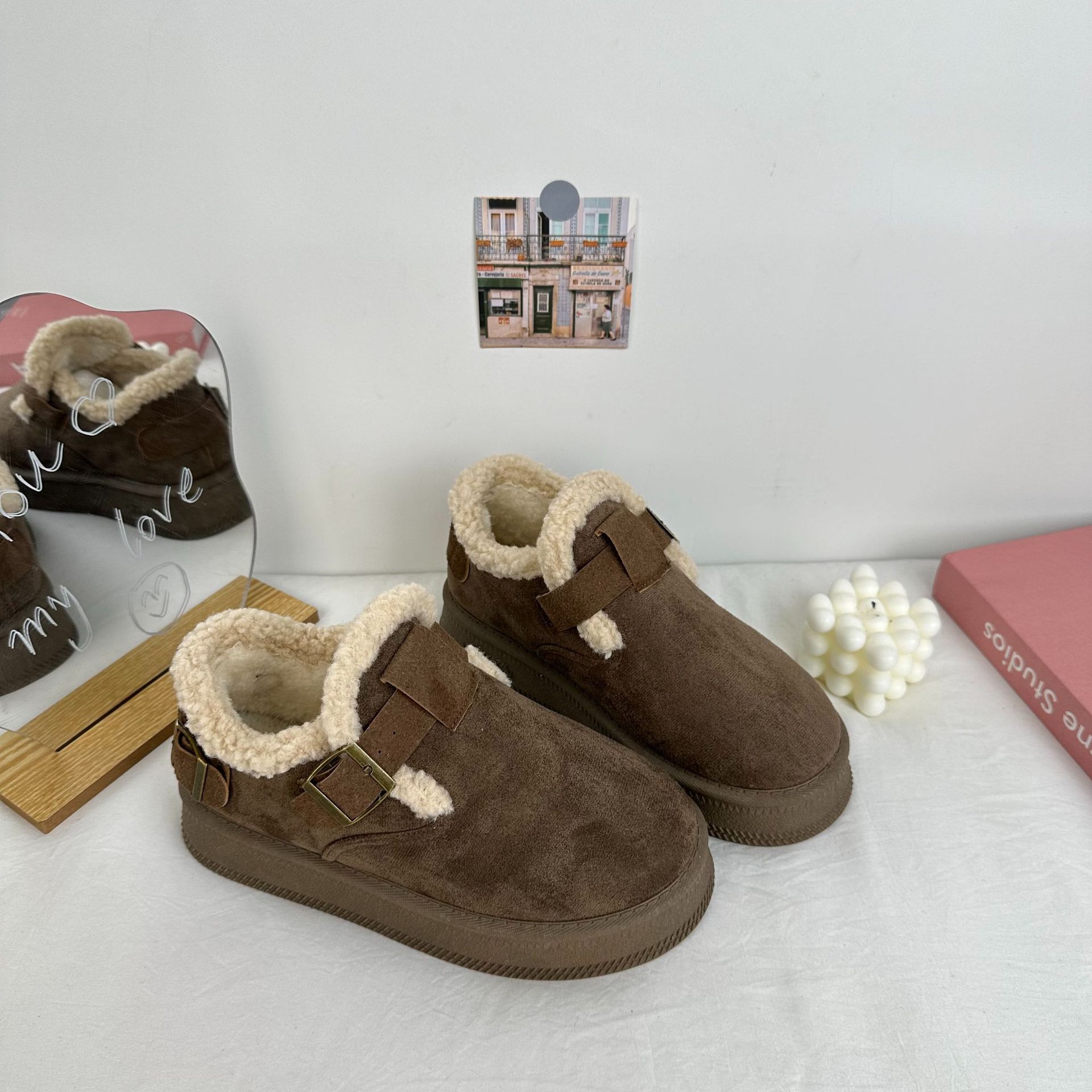 Zapatos de algodón de suela gruesa de invierno de onda lejana 2024 botas cortas de punta media más terciopelo Botas de nieve para mujer de nicho de todo fósforo