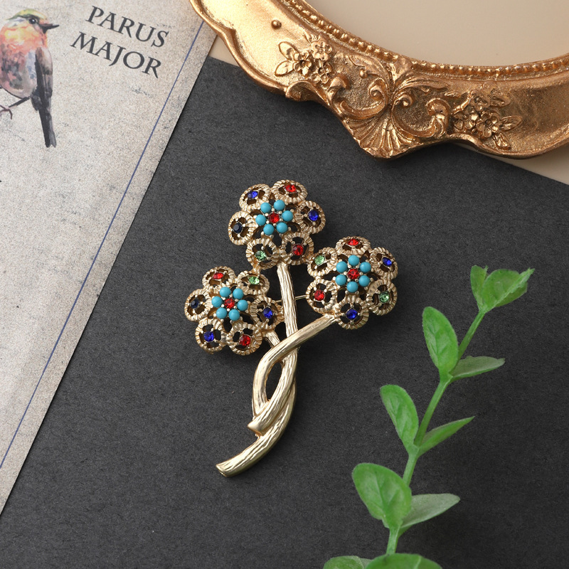 New fashion retro Baroque brooch female enamel plant animal pin accessories in stock wholesale one-piece delivery