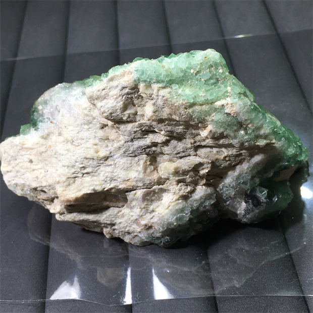 Madagascar Natural Sunlight Green Fluorite Raw Stone Specimen Color Change Green Mineral Crystal 26 sup