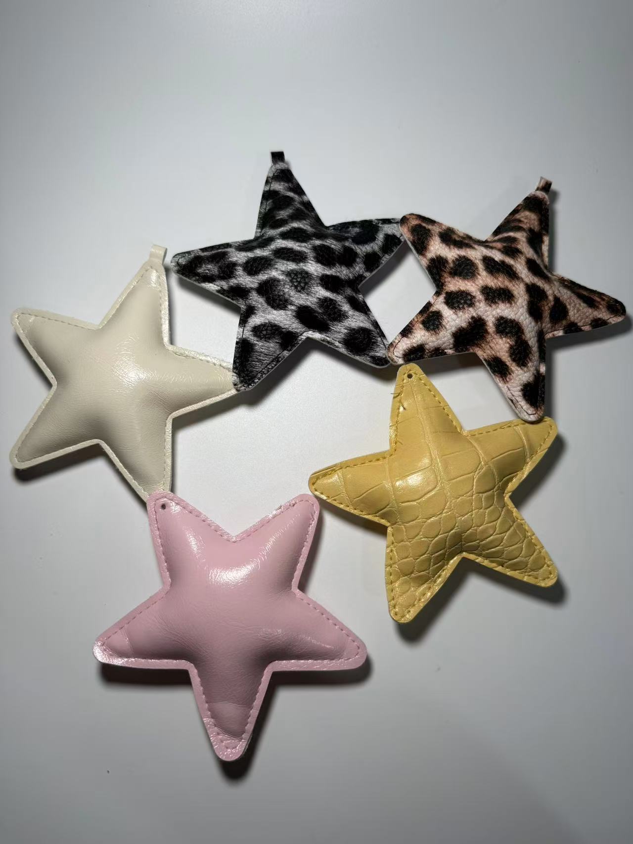 Nuevo color pu relleno de algodón bolsos colgantes diy accesorios estrellas exquisitas estrellas llaveros colgantes de cuero estrellas