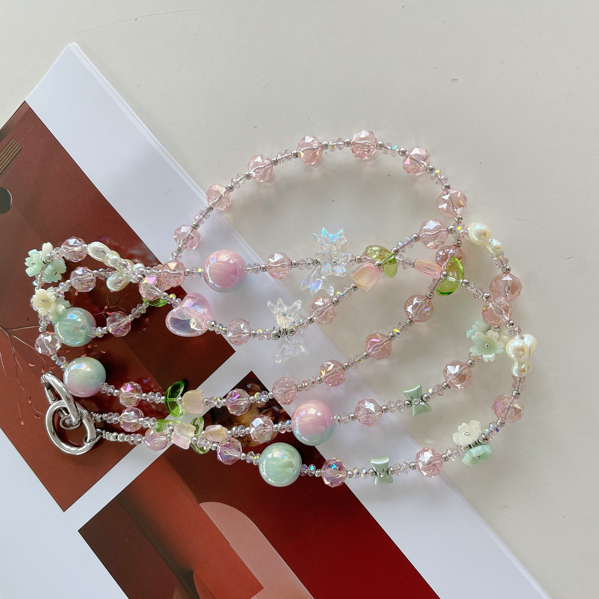 Cadena de teléfono móvil de alta gama hecha a mano boutique, cadena larga de cristal colorido femenino, cordón de teléfono móvil de moda, colgante de mensajero largo