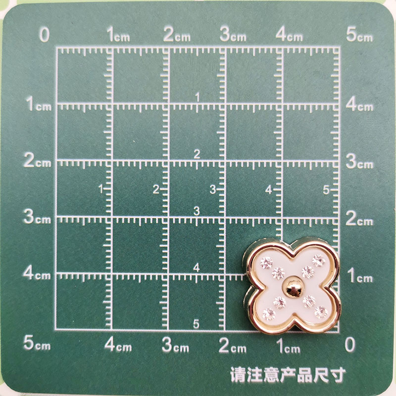 Temperamento de moda blanco y negro pequeño viento fragante cuatro hojas accesorios de plástico corazón de melocotón DIY pinzas de cabello material de ropa de correa