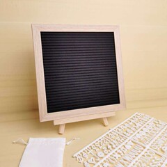 フェルトの木製の伝言板はテーブルを飾って小さい黒板を並べます。