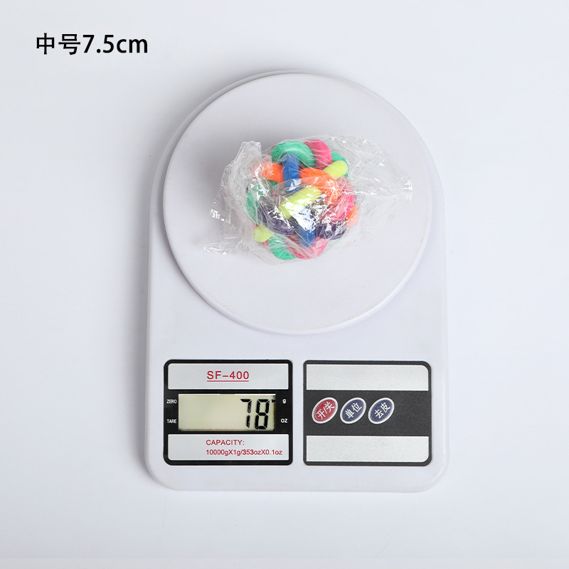 Una venta al por mayor mascota colorida campana bola tejida pelota de goma resistente a mordeduras de perro gato juguete Bola de juguete en stock