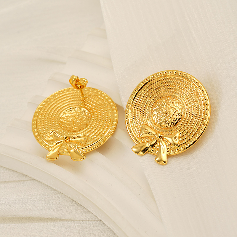 Pendientes de sombrero de paja con lazo de acero inoxidable nuevo transfronterizo europeo y americano Pendientes de acero de titanio dorado de moda de estilo INS femenino