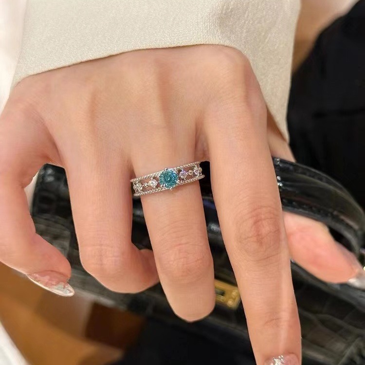 Designerring för kvinnor med blå zirkon och ihålig design_voghion.com