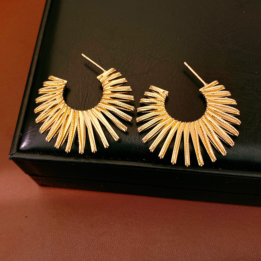 Agujas de plata redondas en forma de C pernos personales transfronterizos europeos y estadounidenses temperamento de nicho exagerado pendientes de lujo ligero de alta sensación pendientes para mujeres