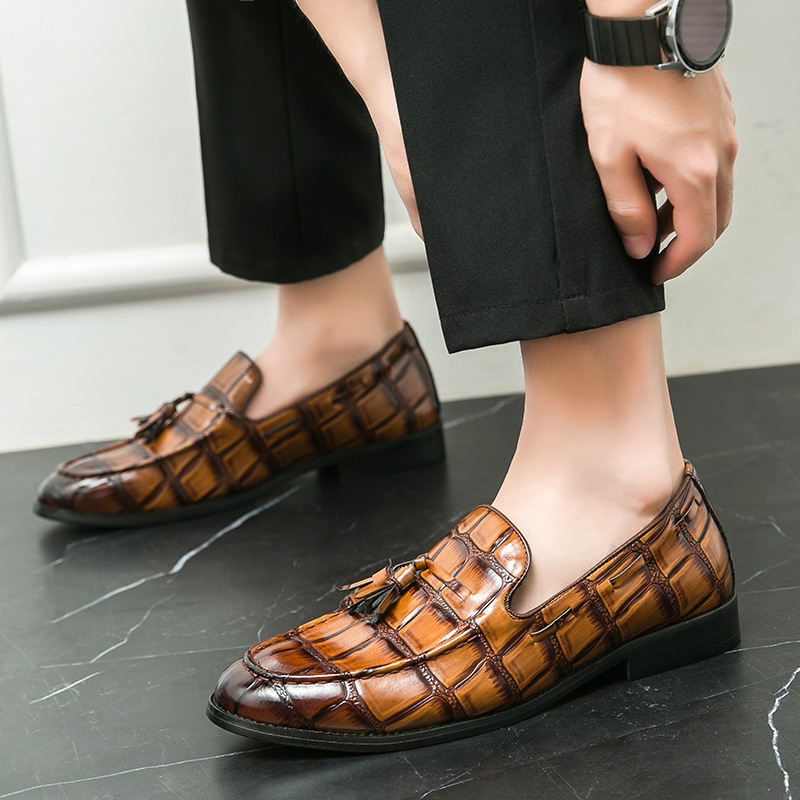 2024 primavera y otoño hombre vestido de negocios zapatos de boda clube barquero un pedazo de zapatos de cuero con bordas británicas para hombre