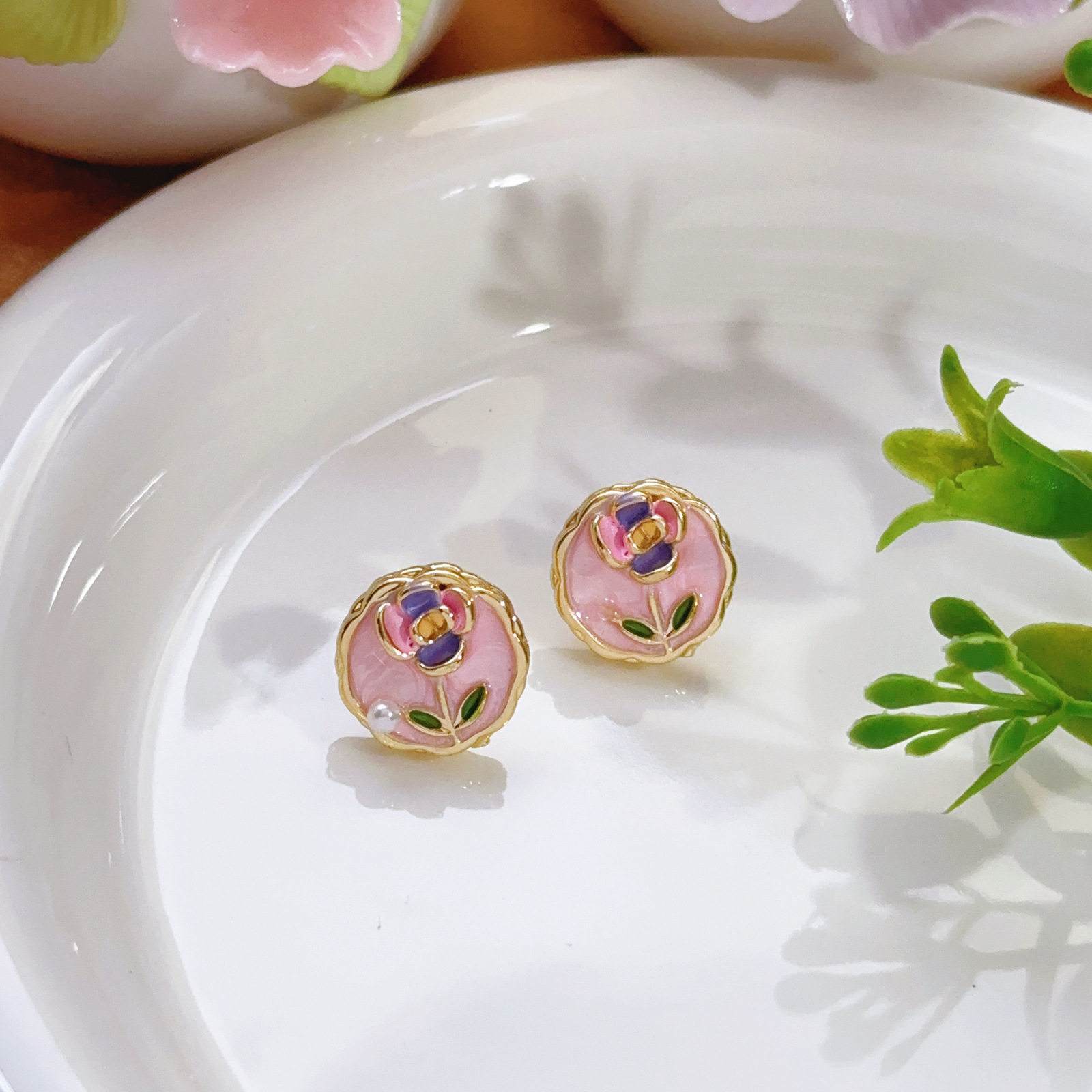 Pendientes de perlas Zhuji, temperamento blanco francés, pendientes antiguos, desplazamientos diarios, lujo ligero, joyería de orejas de alta gama al por mayor