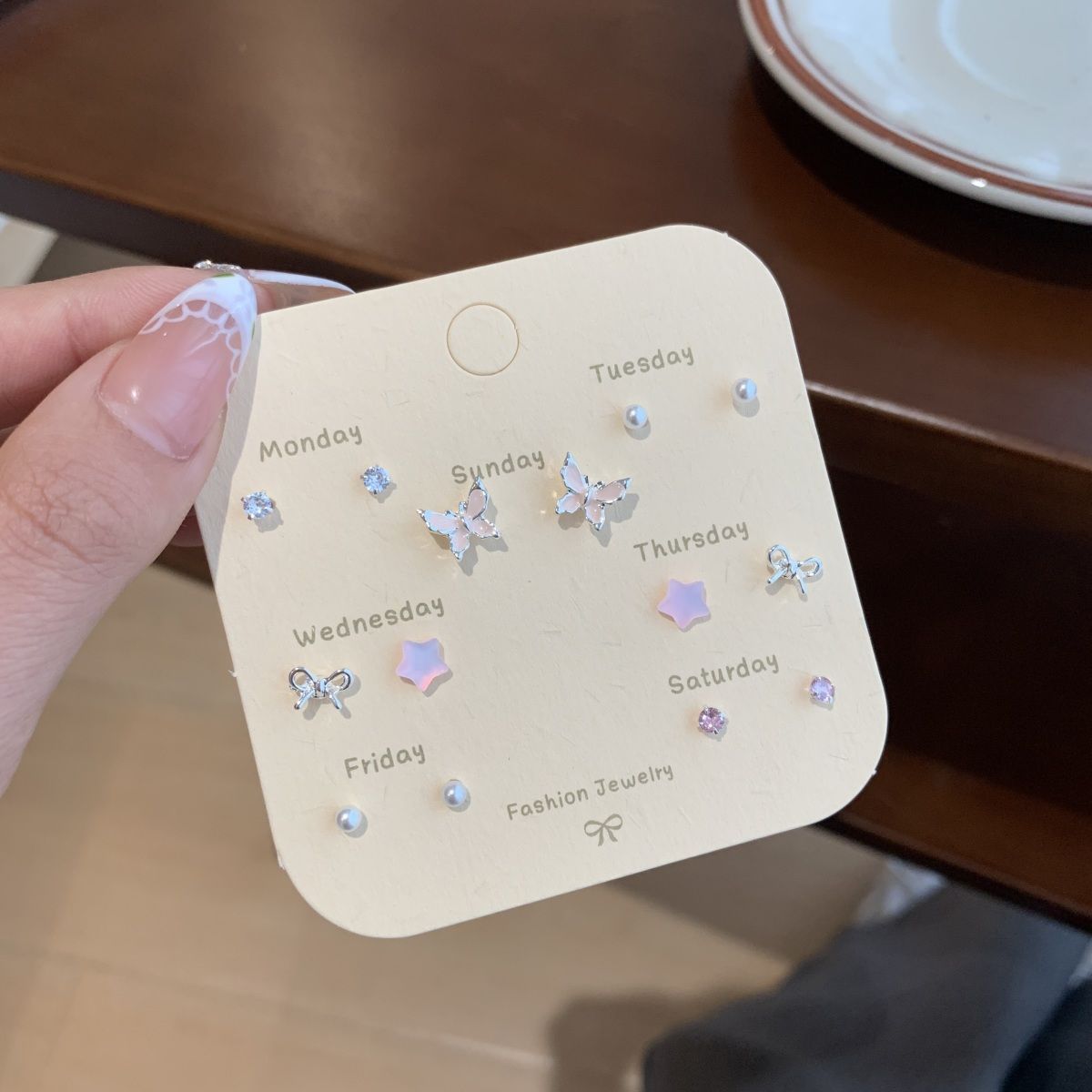 Pendientes de aleación Pendientes de alta calidad de perlas para mujer Pendientes exagerados de temperamento de lujo ligero coreano Pendientes largos con borlas al por mayor