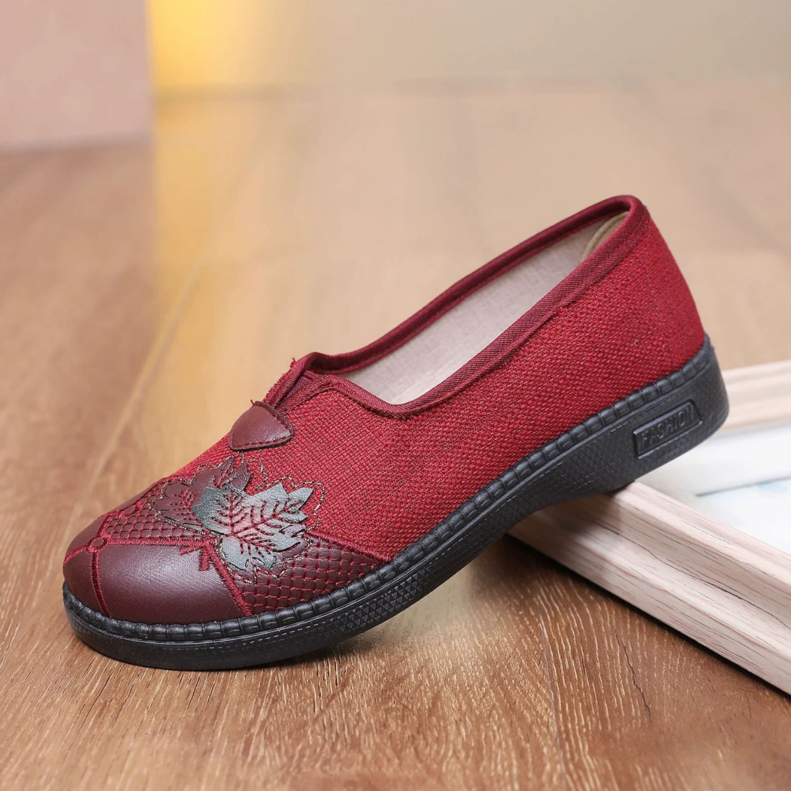 Новая стильная женская обувь для месяца прыжков, традиционная пекинская тканевая обувь для женщин, обувь для мам среднего и пожилого возраста, нескользящая обувь для бабушек на мягкой подошве большого размера.