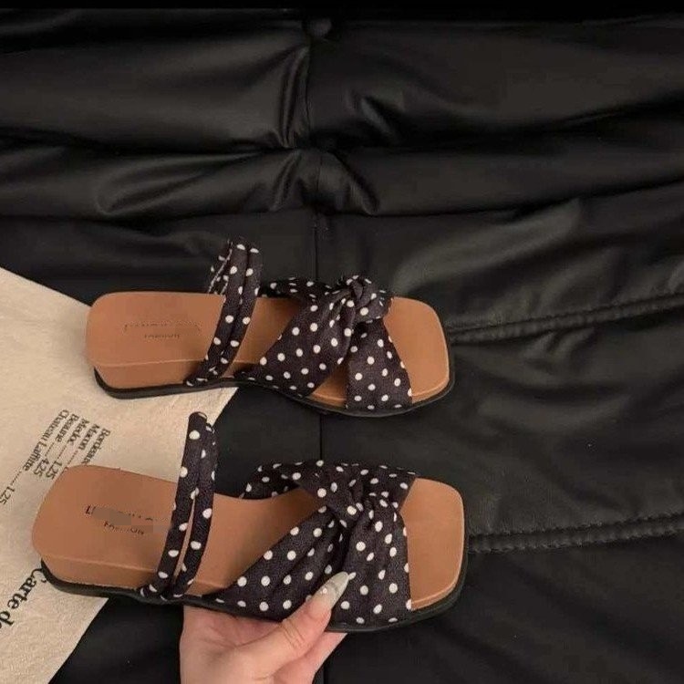 La cabeza cuadrada francesa es hermosa zapatilla de mujer 2026 nuevo tacones desnudos zapatillas frías zapatillas de alto nivel con falda
