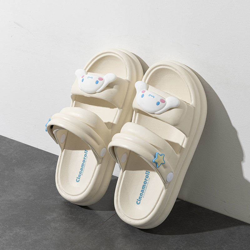 Las zapatillas frías de Sanrio usan zapatos altos fuera de la suela gruesa del verano, los dibujos animados de moda pisan la sensación de mierda y antideslizantes, y dos sandalias de playa.