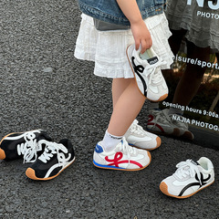 子供の運動靴2025春夏の新型子供靴の女の子のカジュアルな通気性の柔らかい底の白い靴の男の子の靴