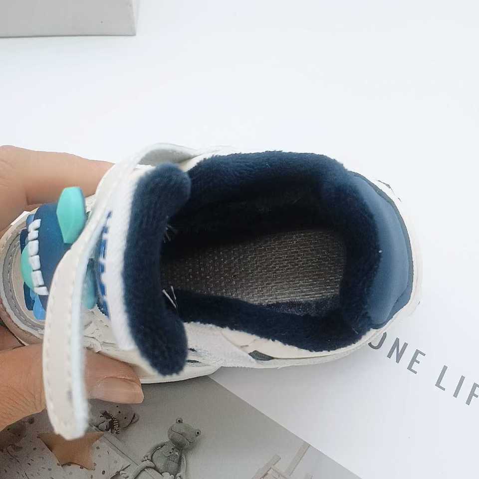 Zapatos infantiles de algodón de vello para niños y zapatos deportivos de invierno 2025 zapatos de algodón calientes para bebés