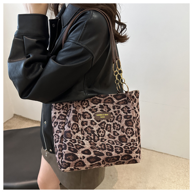 A new velvet leopard print single-shoulder bag and hand-held tote bag for women's casual commuting in autumn and winter 2024 undefined