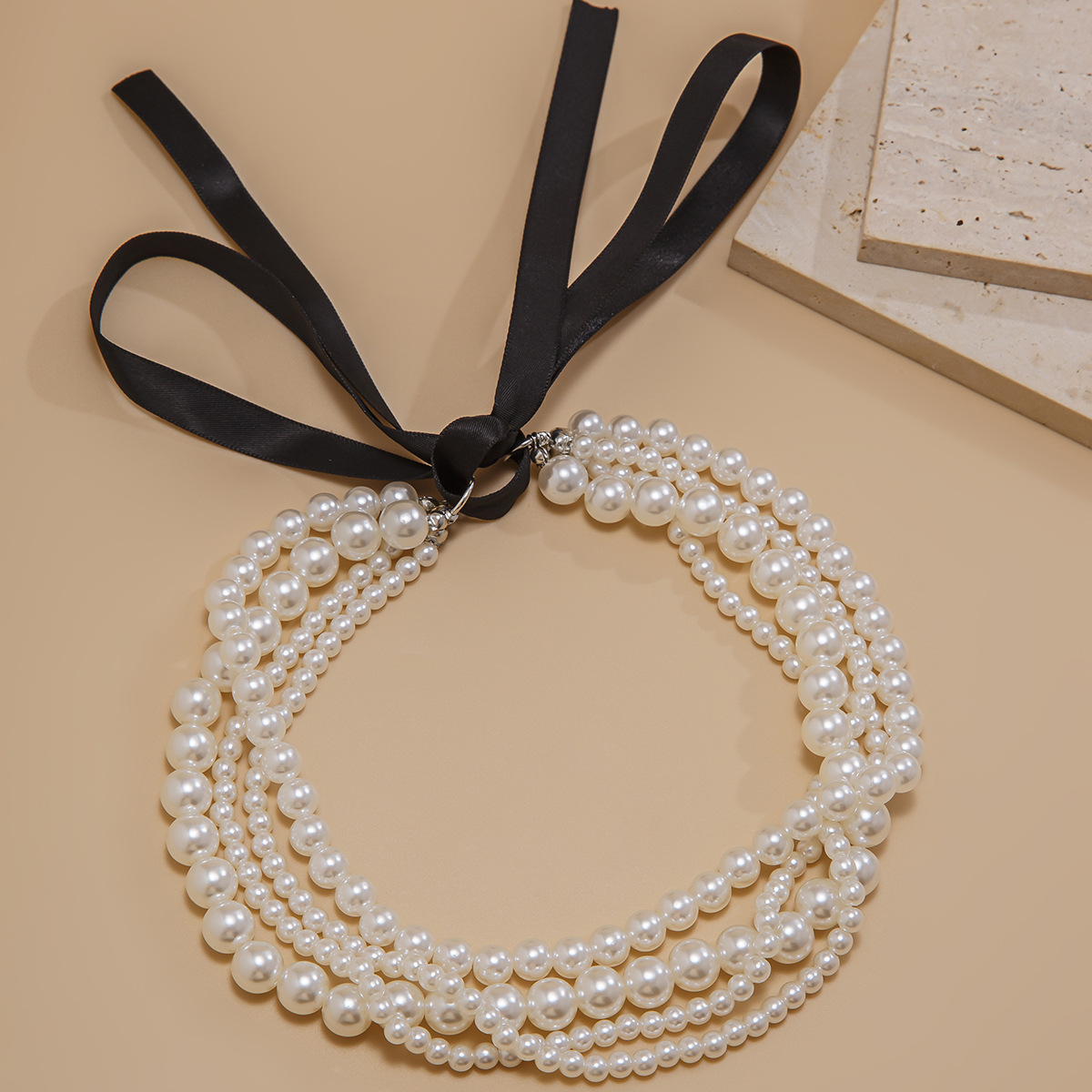 03 Necklace white + black 6528